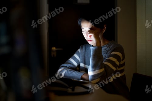 Preview: Woman suffer from eye problem when using tablet pc