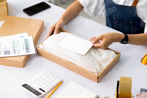 Preview: Online business, selling products online, parcel delivery, e-commerce.