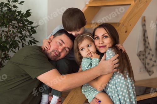 Visualização: família posando juntos em casa