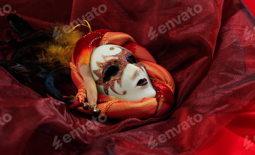 Vista previa: Carnival mask on red background