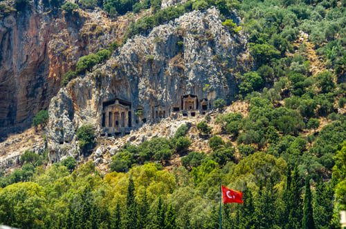 Vista previa: Famous Lycian Tombs of ancient Caunos city, Dalyan, Turkey