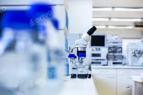 Vista previa: Chemistry lab (shallow DOF; focus on the beakers