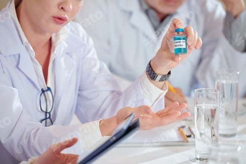 Visualização: Cientistas discutindo testes de vacinas