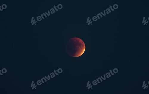 Preview: The part is only covered by shadow. The lunar eclipse or blood moon photo in the night sky