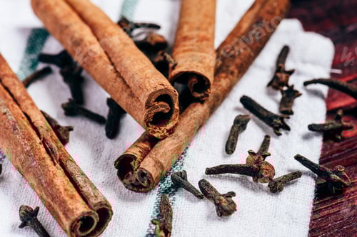 Preview: Cinnamon sticks and cloves on cloth