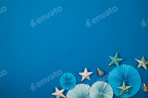 Visualização: Fundo de Natal com caixas de presente, enfeites, galhos e fita em azul.