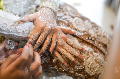 Preview: Traditional Indonesian bride hands painting