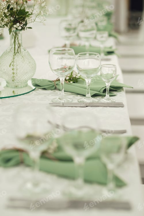 Preview: Elegant table setting for a special event featuring glassware and fresh flowers