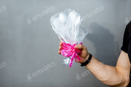 Preview: Holding bouquet made of plastic garbage
