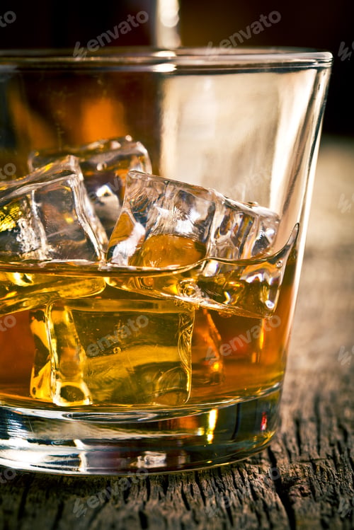 Preview: whiskey in glass with ice