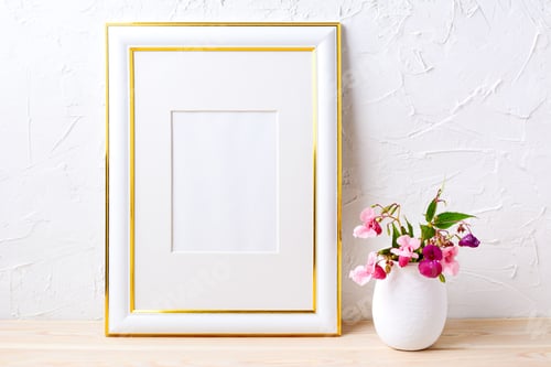 Preview: Gold decorated frame mockup with flower bouquet in flowerpot