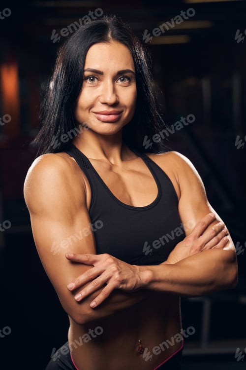 Vista previa: Attractive strong lady wearing a sportsbra at the gym