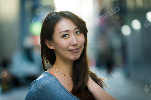 Preview: Japanese girl in Tokyo