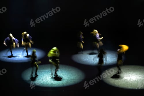 Preview: Dancing figures in the spotlight