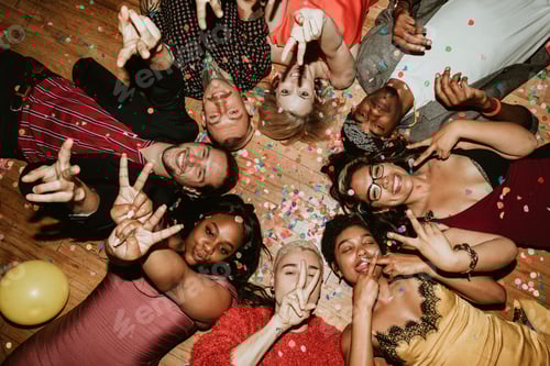 Visualização: Amigos deitados no chão em uma festa com balões