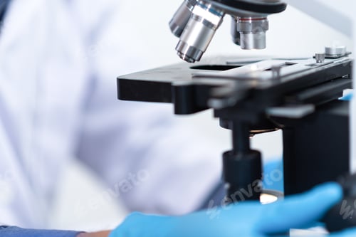 Vorschau: Nahaufnahme der Mikroskoplinse, Science Tools Mikroskop im Labor