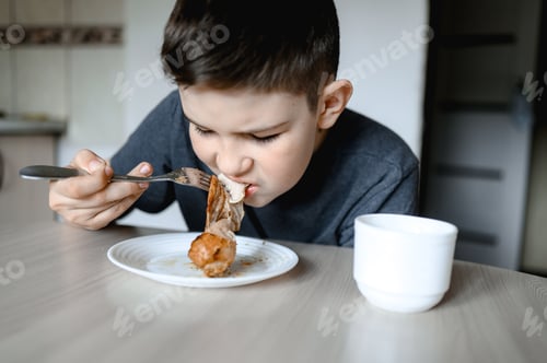 Visualização: menino comendo na cozinha