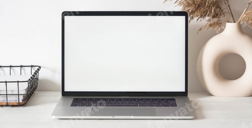 Visualização: Mesa de escritório doméstico com laptop aberto, cesta de armazenamento, flores secas em vaso