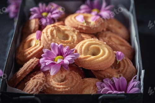 Preview: Sweet and tasty round butter cookies in an metal box.