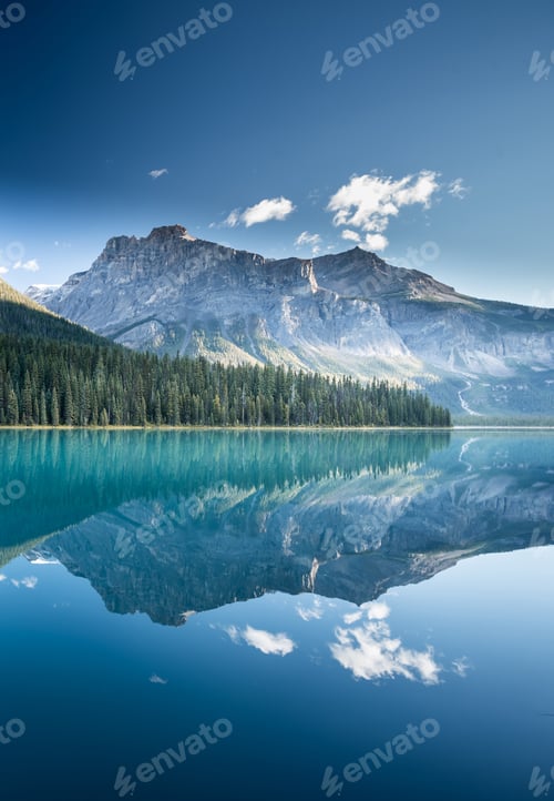 Vista previa: Beautiful emerald lake, Yoho national park, British Columbia, Canada