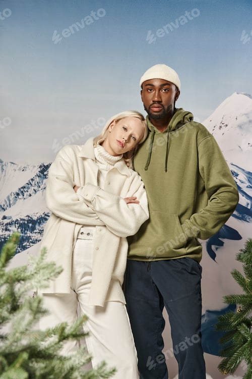 Preview: pretty woman with crossed arms next to her boyfriend with his hands in pockets, winter fashion