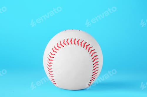 Vorschau: Baseballball auf hellblauem Hintergrund, Nahaufnahme. Sportspiel