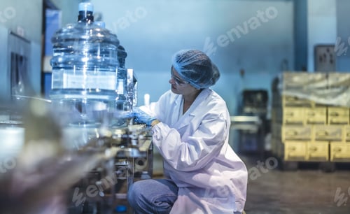 Preview: Inspector check conveyor operation with precise bottled water sequencing for seamless production.