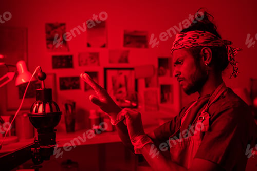 Preview: Photographer Putting On Protective Gloves