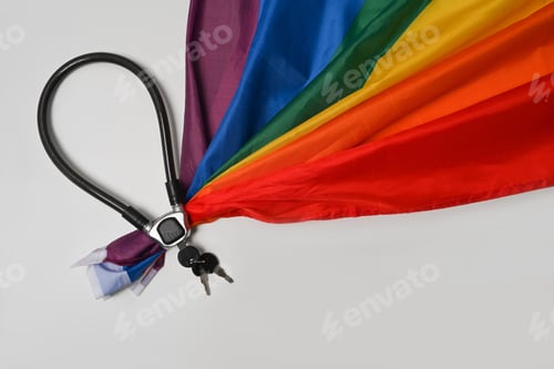 Preview: Metal chain and padlock with rainbow flag of fabric texture for LGBT. Love and freedom concept.