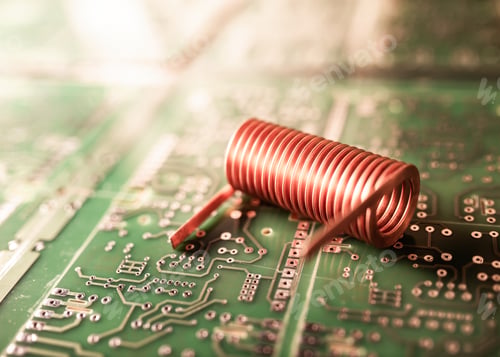 Preview: Twisted copper wire lies on a green chip