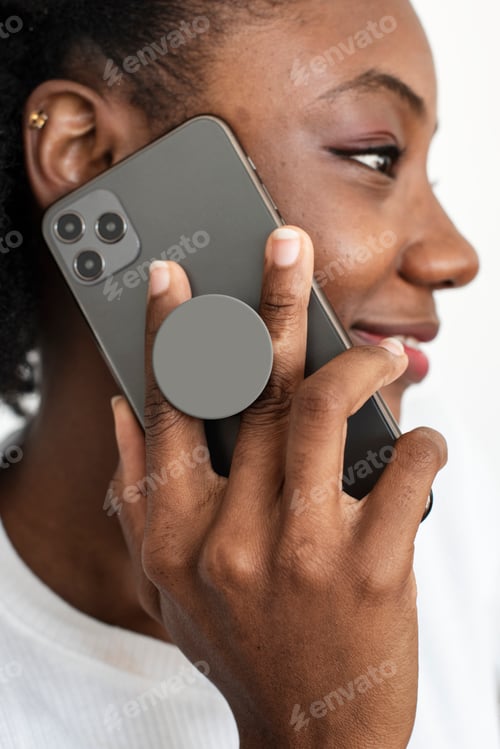 Preview: Round phone grip behind the mobile with African American woman talking on the phone