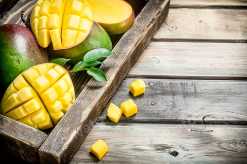 Preview: Pieces of fragrant mangoes in the tray.