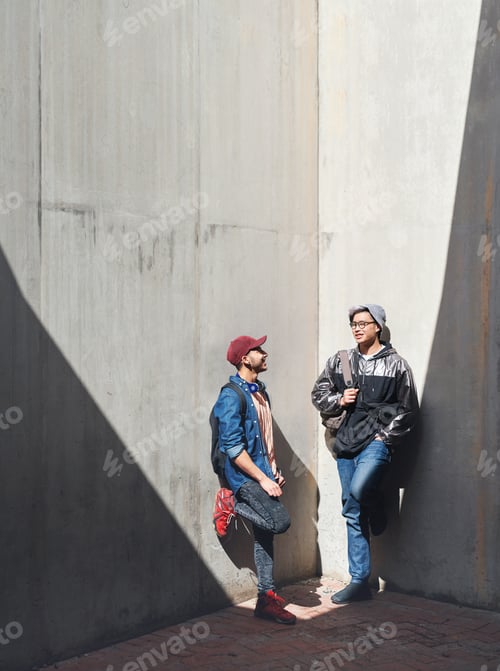 Vista previa: amigos pasando el rato con dos chicos charlando en una ciudad urbana