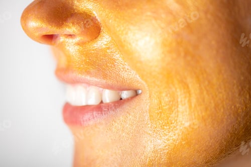 Preview: Trendy Gold face mask on womans face
