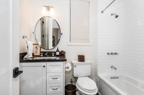 Visualização: uma casa de banho com uma banheira branca e vaso sanitário e uma pia e espelho em