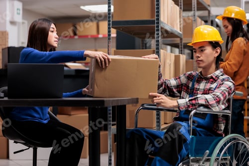 Preview: Operator and order picker in wheelchair doing delivery management