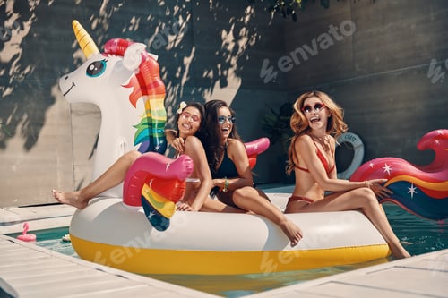 Preview: Attractive young women in swimwear