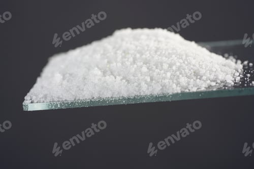 Preview: Selective focus of macrogol powder on a microscope slide against a dark background