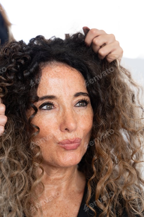 Preview: Sensual woman in a hairdresser salon