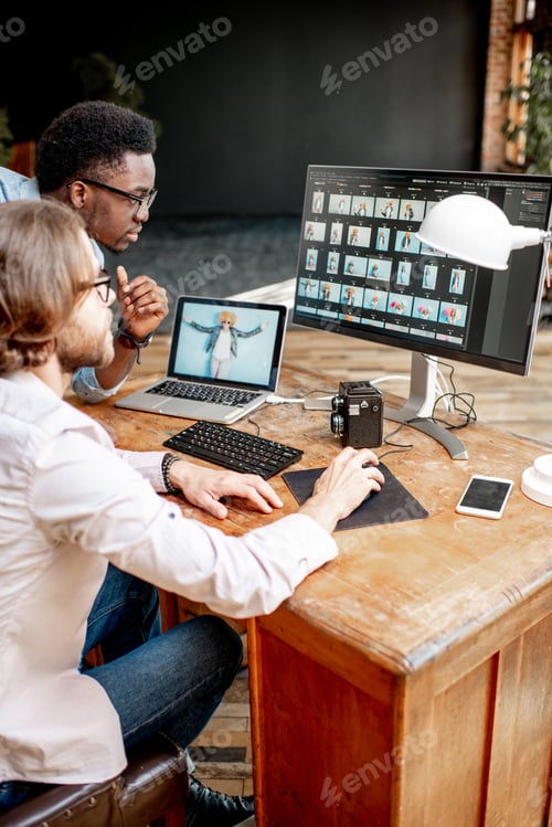 Vista previa: Dos fotógrafos trabajando en los ordenadores del estudio