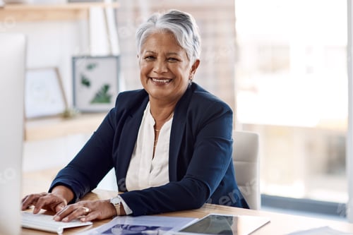 Preview: Cropped portrait of an attractive mature businesswoman working on her computer