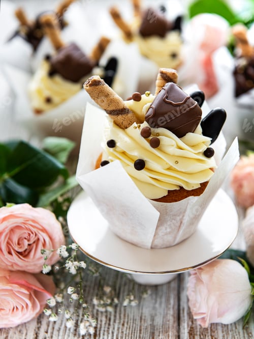 Preview: Delicious Cupcake Topped with Chocolate and Roses