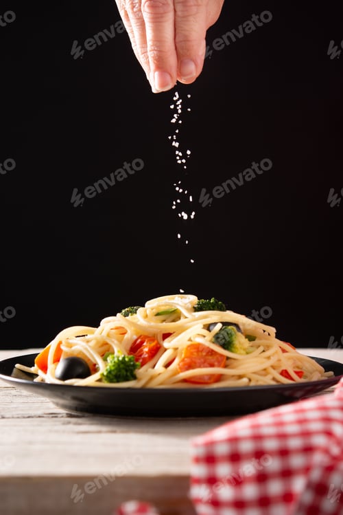 Preview: Pouring salt on spaghetti with vegetables(broccoli,tomatoes,peppers)
