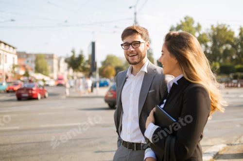 Visualização: Casal de negócios feliz na rua