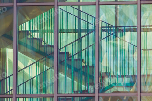 Vorschau: Treppe des Gebäudes hinter Glasfenstern
