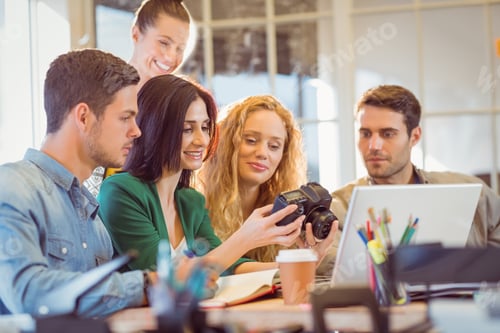 Preview: Portrait of smiling casual colleagues using computer in the office