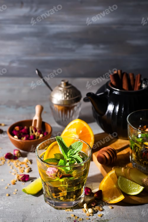 Preview: Traditional iced tea with lemon and ice in tall glasses
