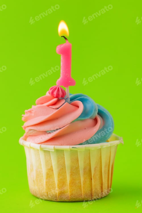 Preview: Delicious cupcakes with candles on a colored background. Festive background, birthday