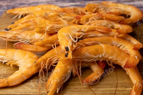 Preview: lots of boiled shrimp on a wooden stand
