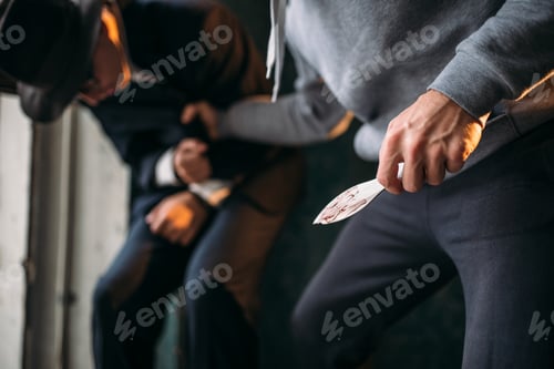 Preview: Robber stabbed his victim with knife in entrance